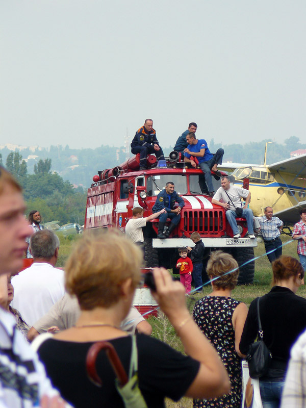 Пожарная команда дежурит на шахтинском аэродроме