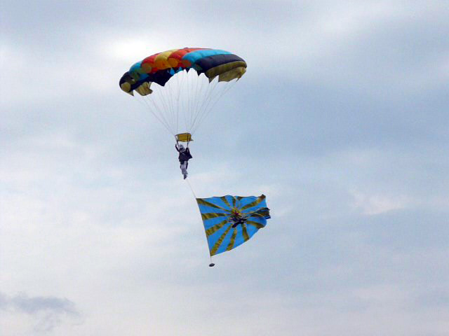 Парашютист на шахтинском аэродроме