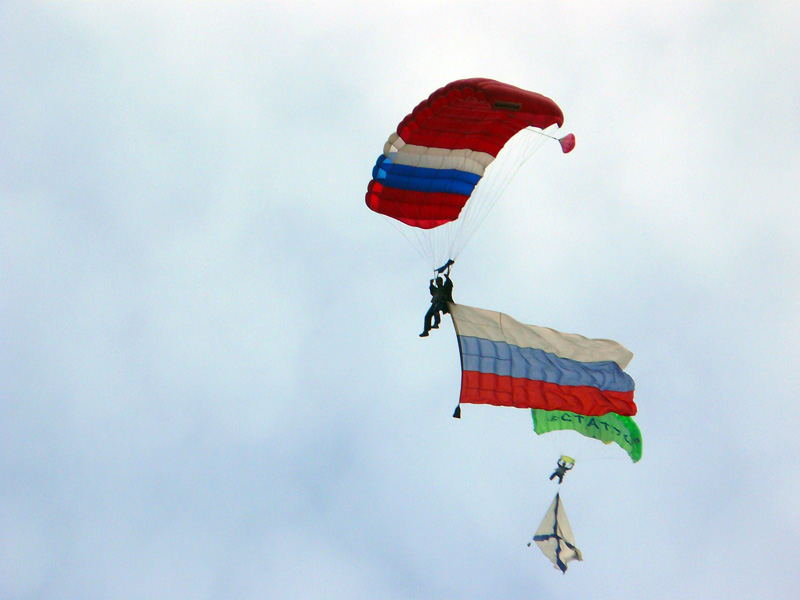 Парашютисты приземляются на шахтинский аэродром