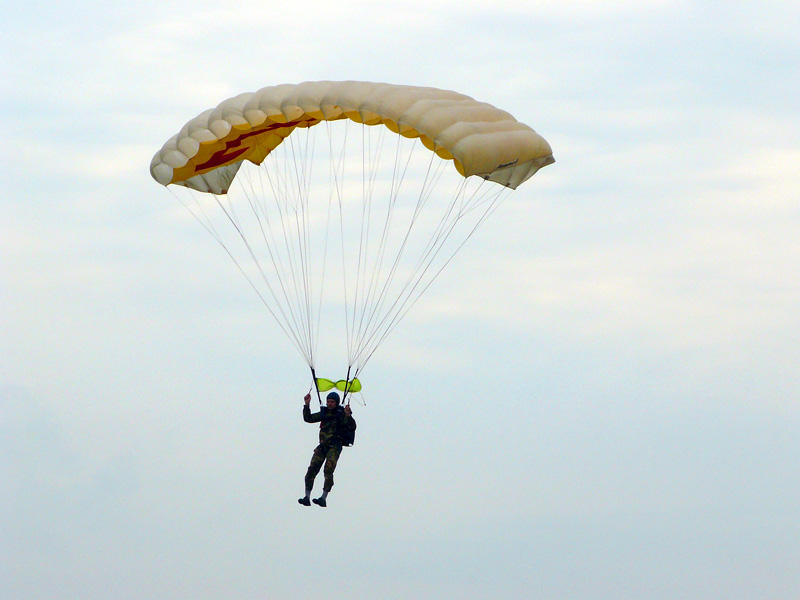 Парашютный прыжок на шахтинском авиашоу