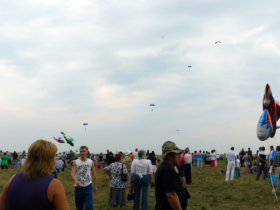Парашютисты на шахтинском аэродроме