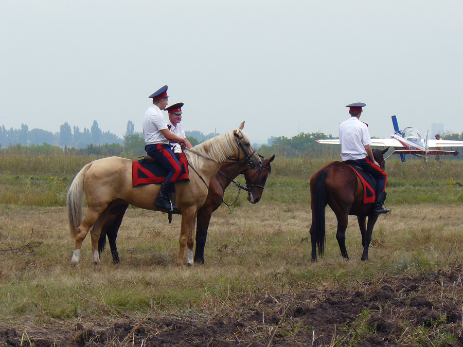 Конный патруль на празднике авиации в г. Шахты