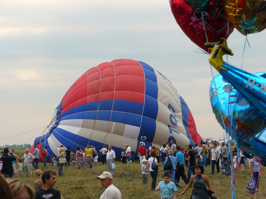 Шар надувают на празднике авиации в Шахтах