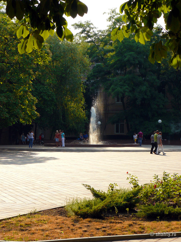 Фонтан возле входа в шахтинский парк