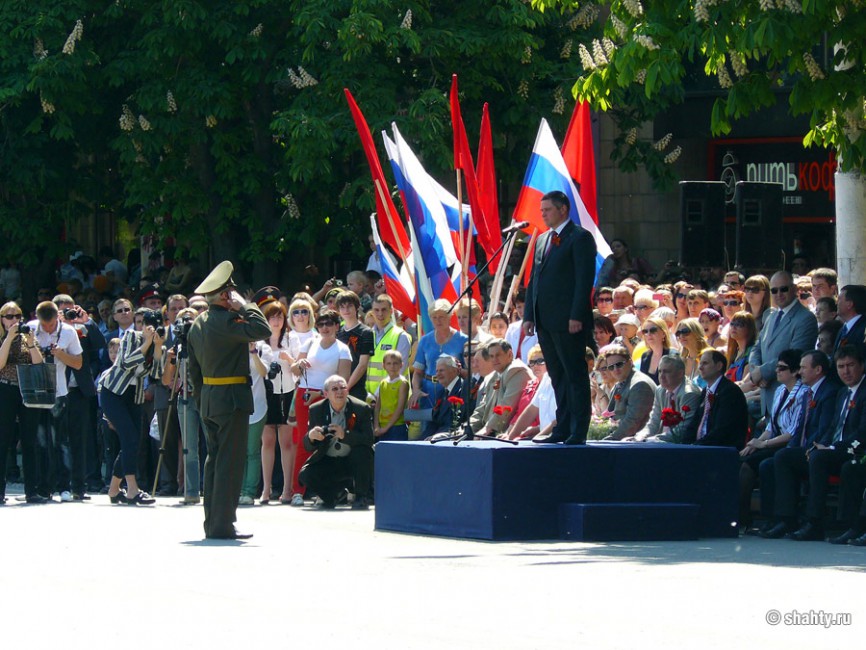 Мэр города Шахты принимает парад