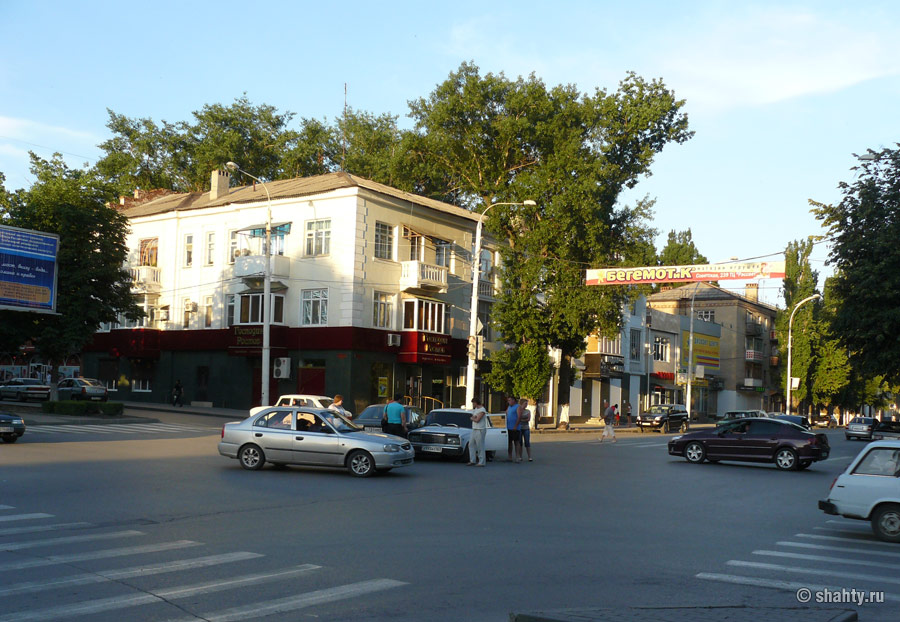 Перекресток ул. Советской и пр-та Карла Маркса в городе Шахты