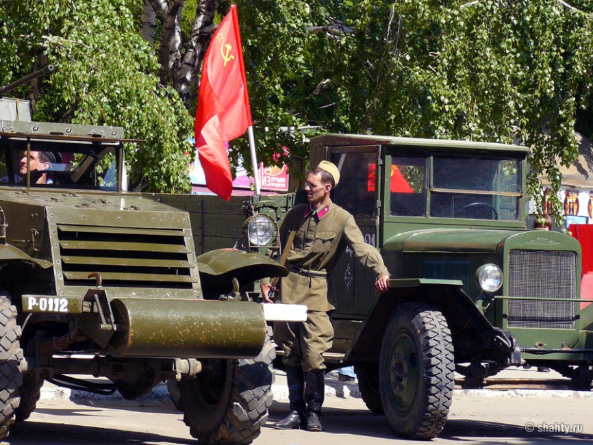 Военная техника перед ШИ ЮРГТУ, г. Шахты