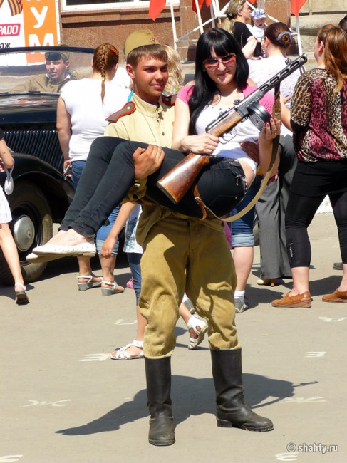 Выставка военной техники в городе Шахты, фото с реконструктором