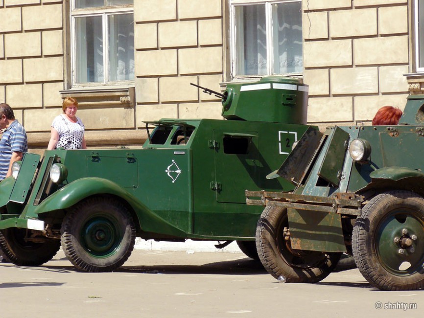 Военная техника перед "Политурой" в г. Шахты