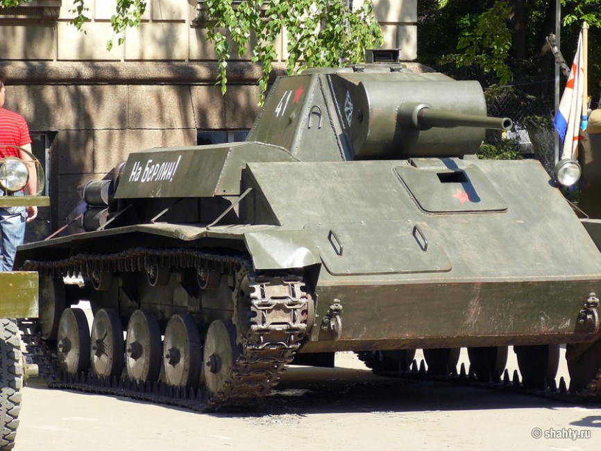 Танк Т-70 5 мая 2012 г. в городе Шахты