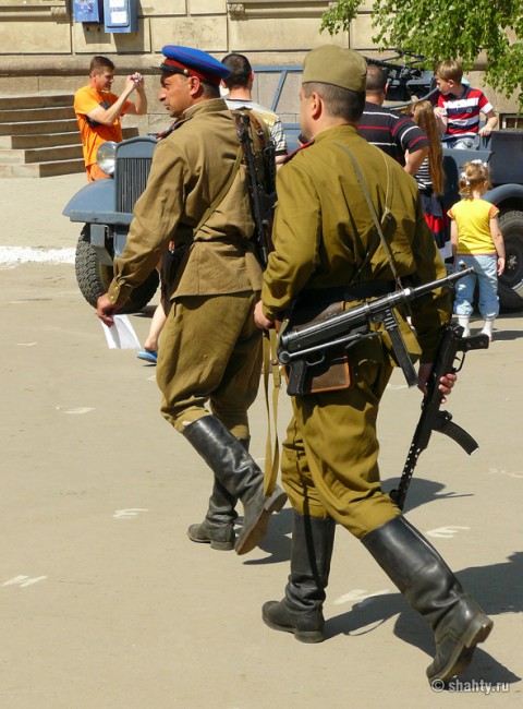 Военная техника и реконструкторы в Шахтах